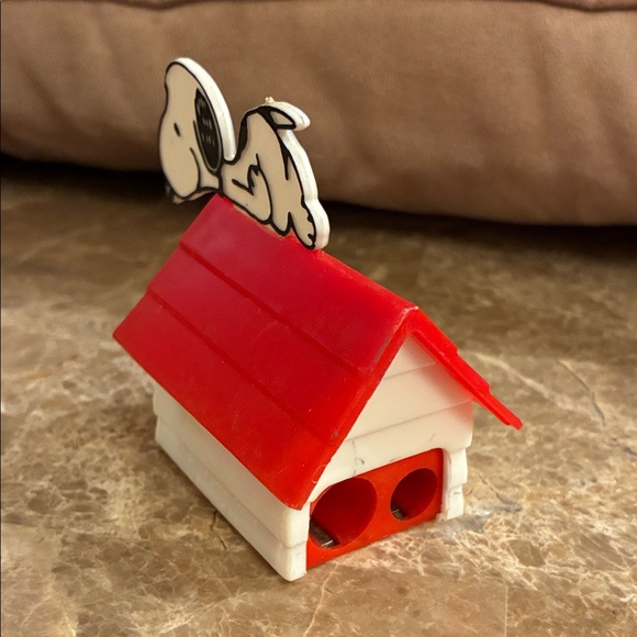 Snoopy on Red Doghouse Pencil and crayon sharpener plastic Hong Kong 1968 - Picture 2 of 7